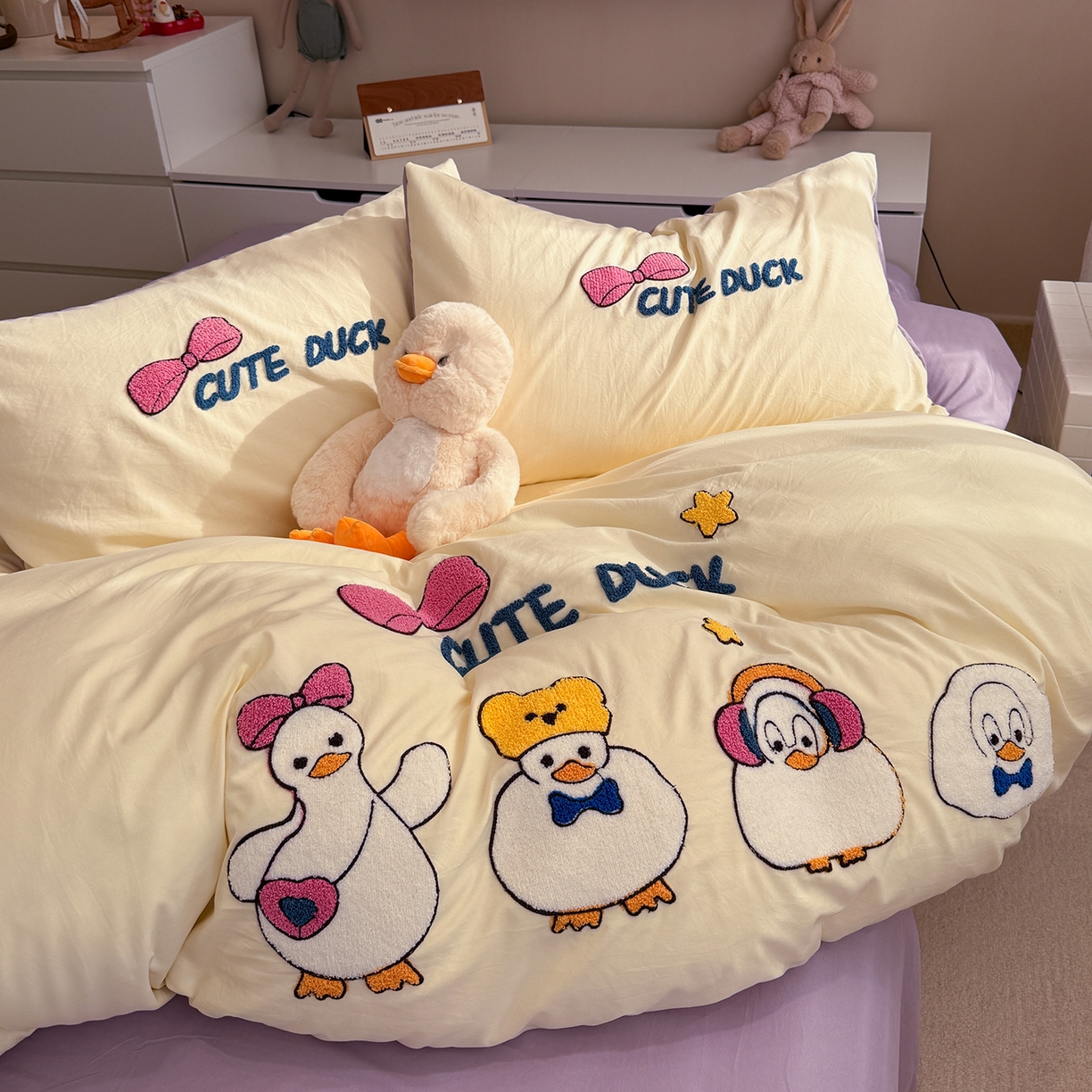 91家纺网 家纺一手货源 找家纺 曼谷家纺 2026新款卡通水洗棉毛巾绣四件套被套 达达鸭-芝士紫