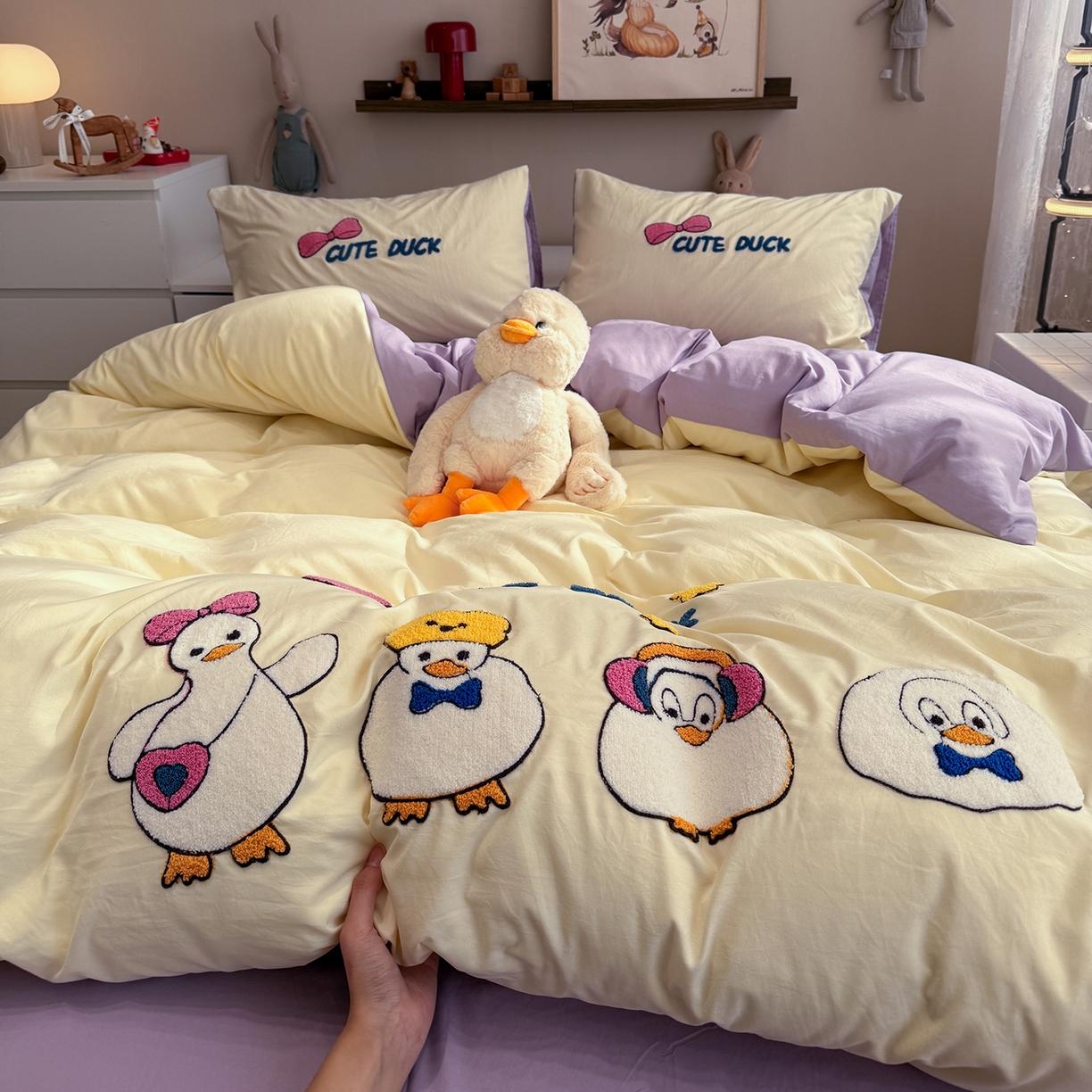 91家纺网 家纺一手货源 找家纺 曼谷家纺 2026新款卡通水洗棉毛巾绣四件套被套 达达鸭-芝士紫