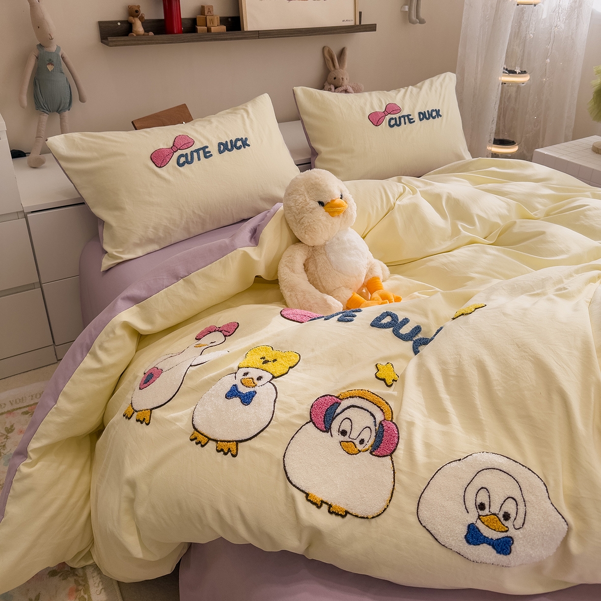 91家纺网 家纺一手货源 找家纺 曼谷家纺 2026新款卡通水洗棉毛巾绣四件套被套 达达鸭-芝士紫
