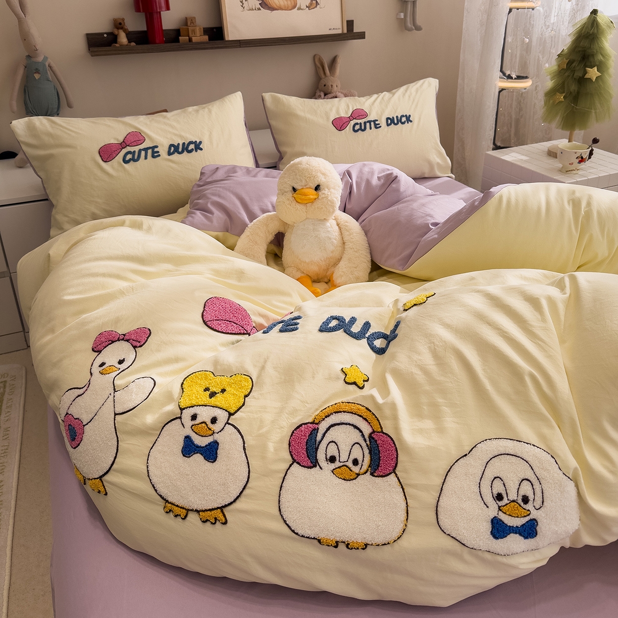 91家纺网 家纺一手货源 找家纺 曼谷家纺 2026新款卡通水洗棉毛巾绣四件套被套 达达鸭-芝士紫