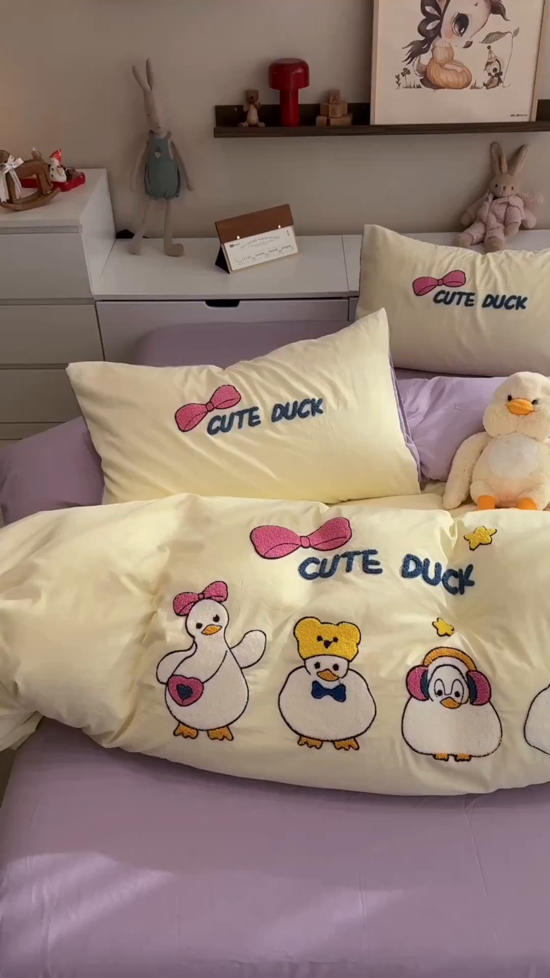 91家纺网 家纺一手货源 找家纺 曼谷家纺 2026新款卡通水洗棉毛巾绣四件套被套 达达鸭-芝士紫