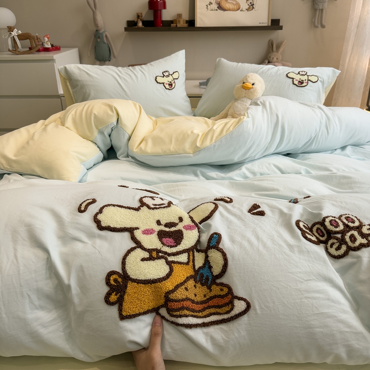 91家纺网 家纺一手货源 找家纺 曼谷家纺 2026新款卡通水洗棉毛巾绣四件套被套 超美味-薄荷芝士