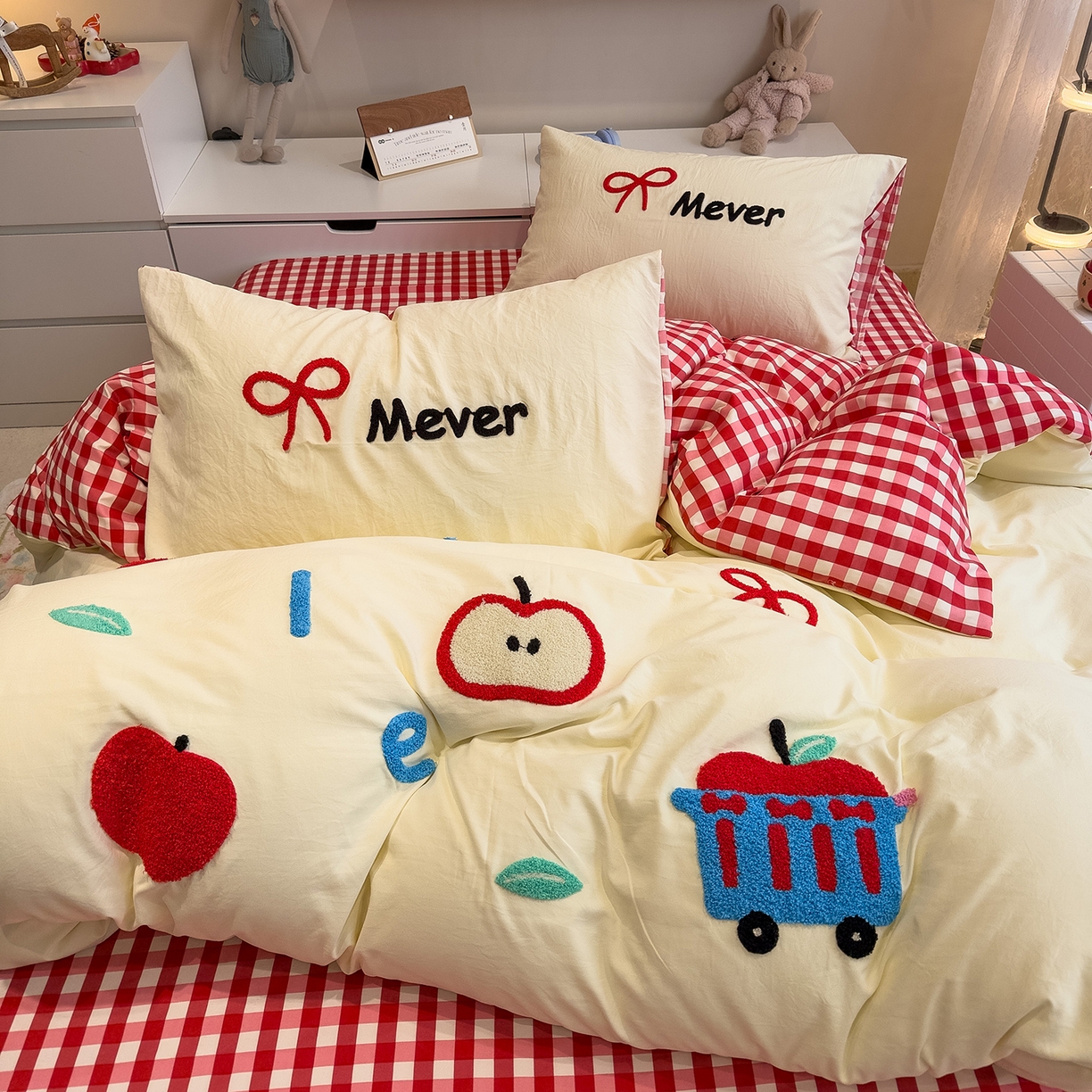 91家纺网 家纺一手货源 找家纺 曼谷家纺 2026新款卡通水洗棉毛巾绣四件套被套 红苹果