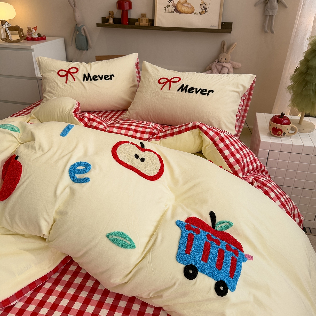 91家纺网 家纺一手货源 找家纺 曼谷家纺 2026新款卡通水洗棉毛巾绣四件套被套 红苹果