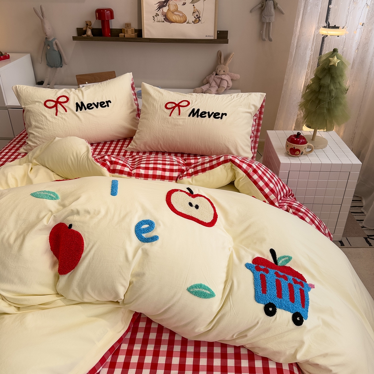 91家纺网 家纺一手货源 找家纺 曼谷家纺 2026新款卡通水洗棉毛巾绣四件套被套 红苹果