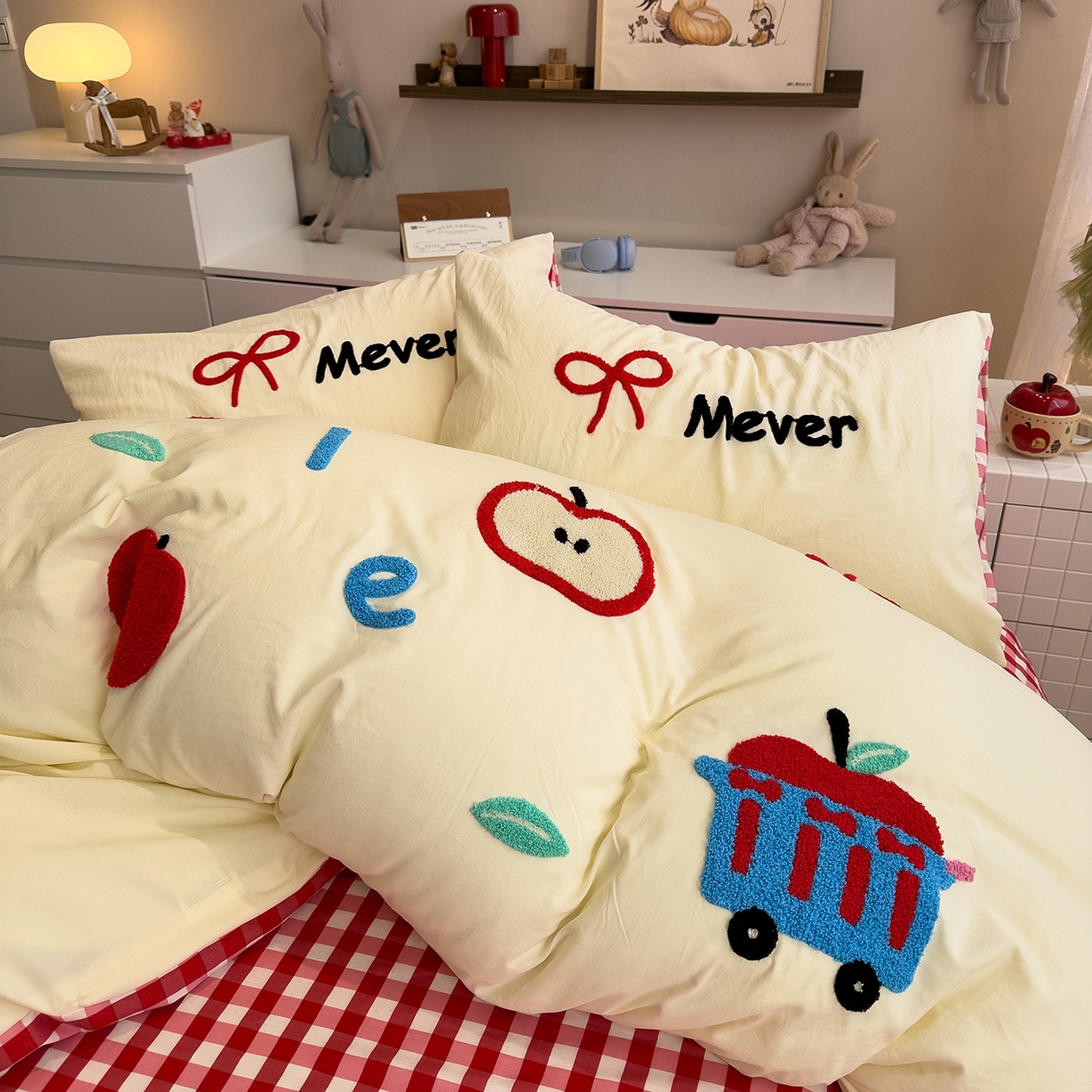 91家纺网 家纺一手货源 找家纺 曼谷家纺 2026新款卡通水洗棉毛巾绣四件套被套 红苹果