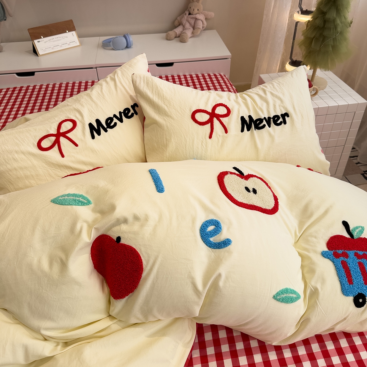 91家纺网 家纺一手货源 找家纺 曼谷家纺 2026新款卡通水洗棉毛巾绣四件套被套 红苹果