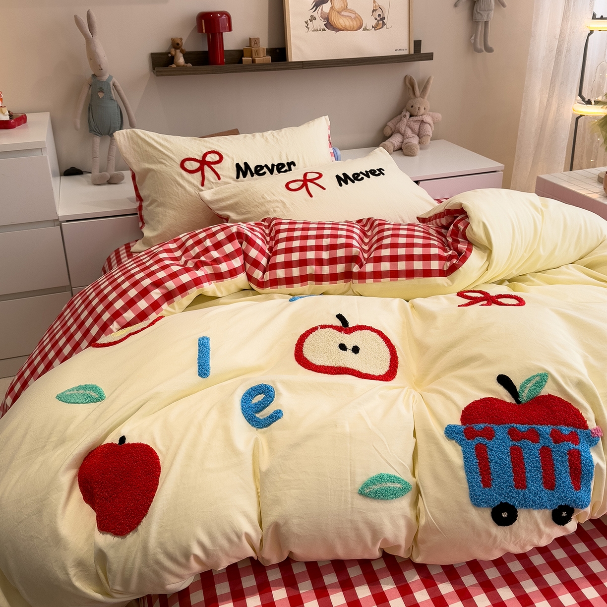 91家纺网 家纺一手货源 找家纺 曼谷家纺 2026新款卡通水洗棉毛巾绣四件套被套 红苹果