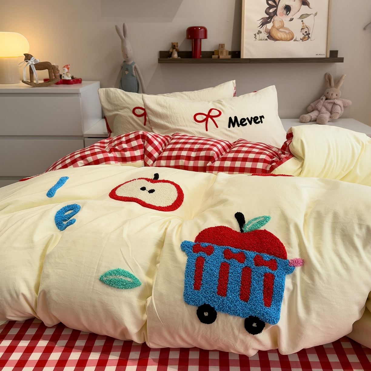 91家纺网 家纺一手货源 找家纺 曼谷家纺 2026新款卡通水洗棉毛巾绣四件套被套 红苹果
