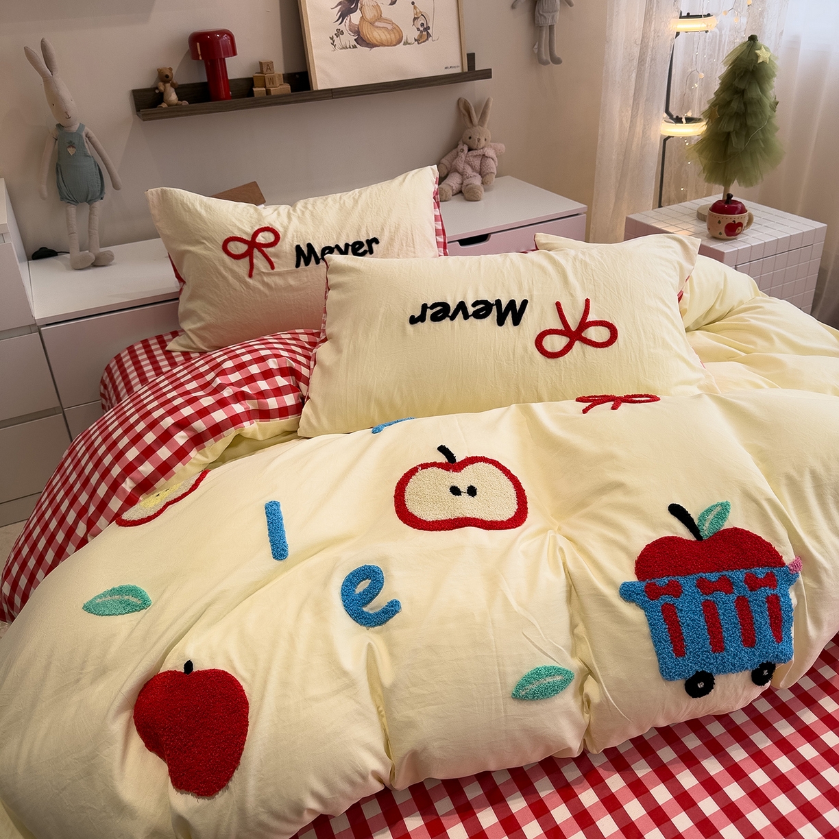 91家纺网 家纺一手货源 找家纺 曼谷家纺 2026新款卡通水洗棉毛巾绣四件套被套 红苹果