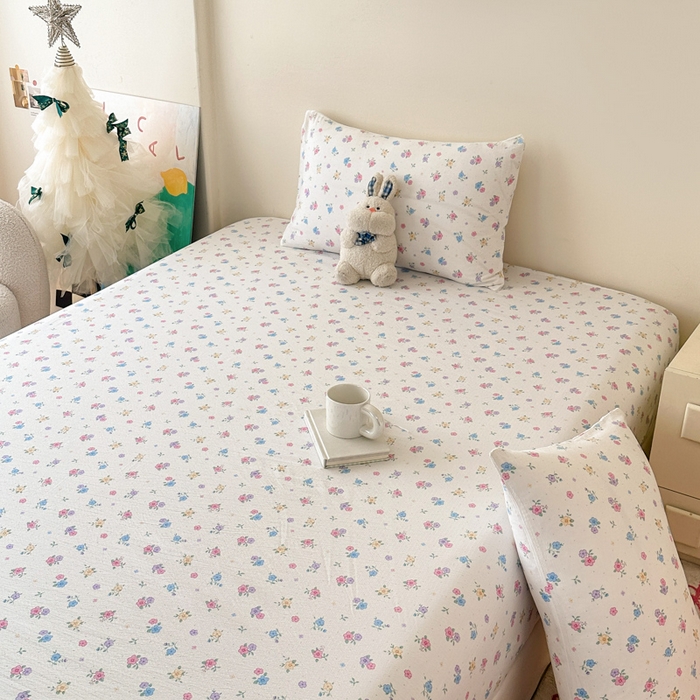 91家纺网 家纺一手货源 找家纺 温眠家纺 2025春夏新款云感棉双层纱床笠单床笠枕套三件套场景二 铃兰春信