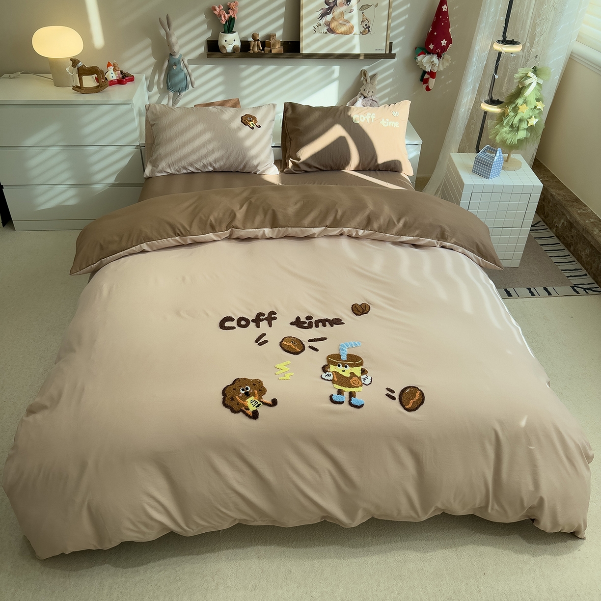 91家纺网 家纺一手货源 找家纺 曼谷家纺 2026新款卡通水洗棉毛巾绣四件套被套 咖啡时光-奶咖