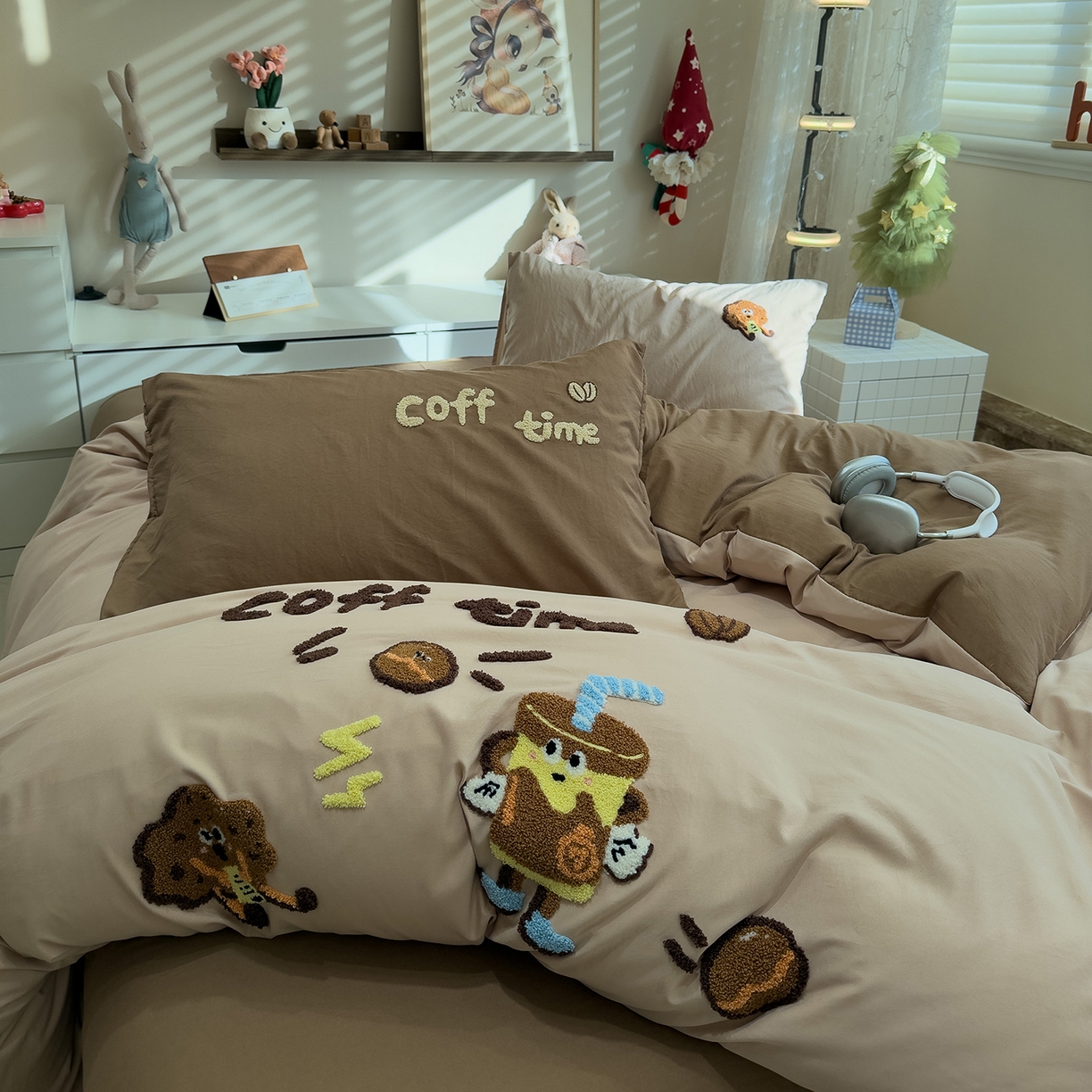 91家纺网 家纺一手货源 找家纺 曼谷家纺 2026新款卡通水洗棉毛巾绣四件套被套 咖啡时光-奶咖