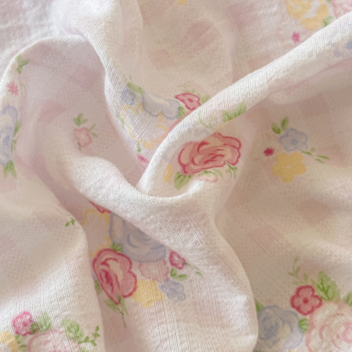 91家纺网 家纺一手货源 找家纺 温眠家纺 2025春夏新款云感棉双层纱床笠单床笠枕套三件套场景二 花漾甜心