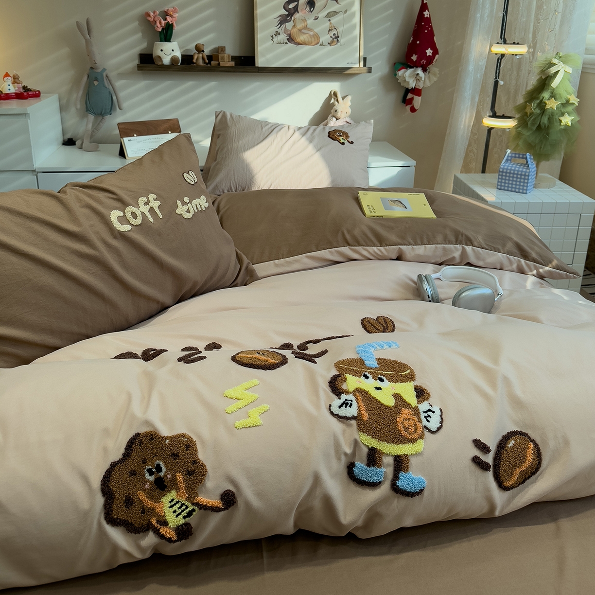 91家纺网 家纺一手货源 找家纺 曼谷家纺 2026新款卡通水洗棉毛巾绣四件套被套 咖啡时光-奶咖