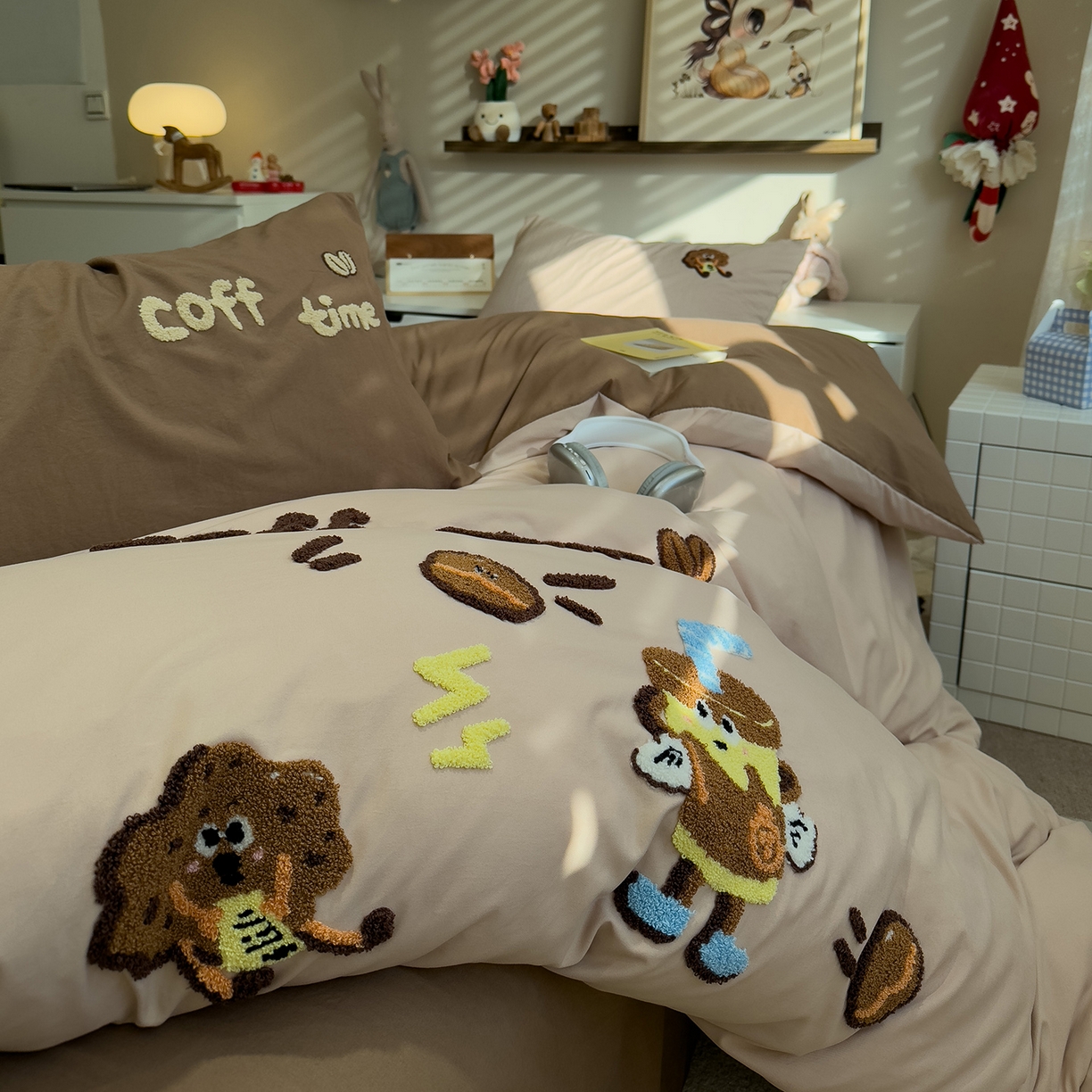 91家纺网 家纺一手货源 找家纺 曼谷家纺 2026新款卡通水洗棉毛巾绣四件套被套 咖啡时光-奶咖