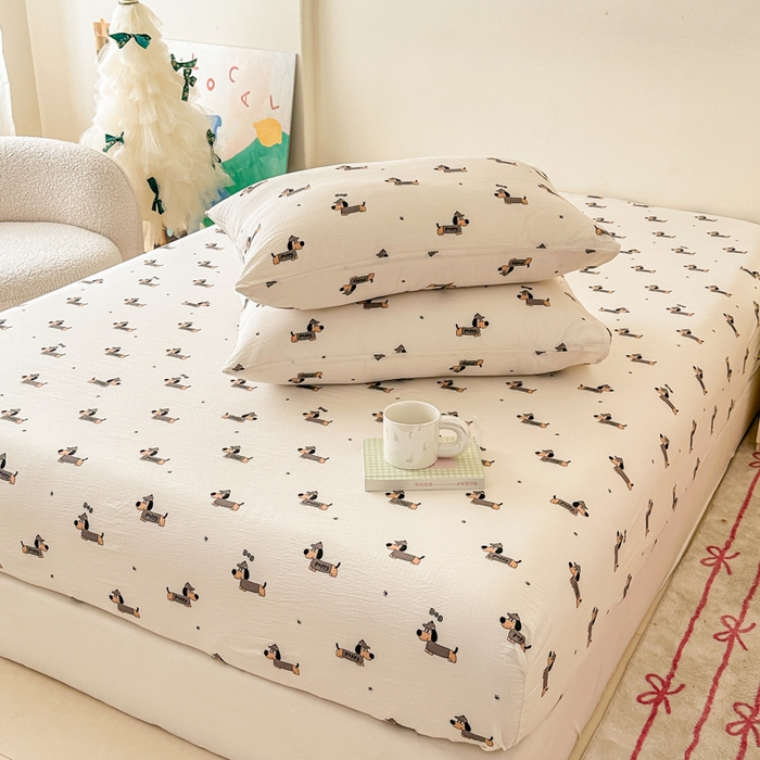 91家纺网 家纺一手货源 找家纺 温眠家纺 2025春夏新款云感棉双层纱床笠单床笠枕套三件套场景二 腊肠狗