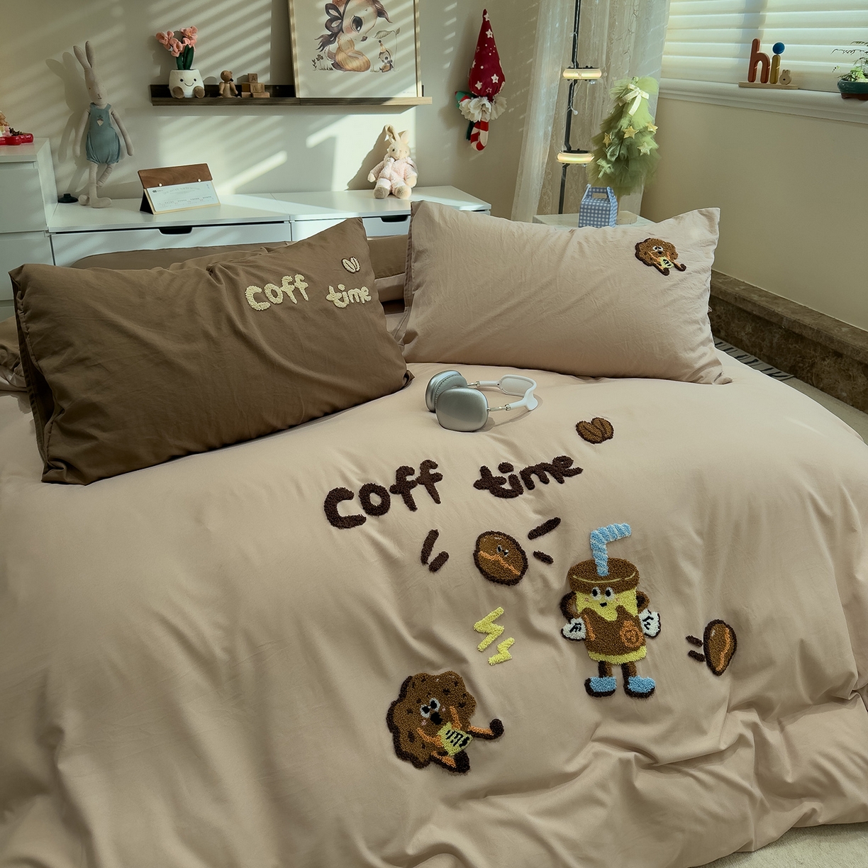 91家纺网 家纺一手货源 找家纺 曼谷家纺 2026新款卡通水洗棉毛巾绣四件套被套 咖啡时光-奶咖