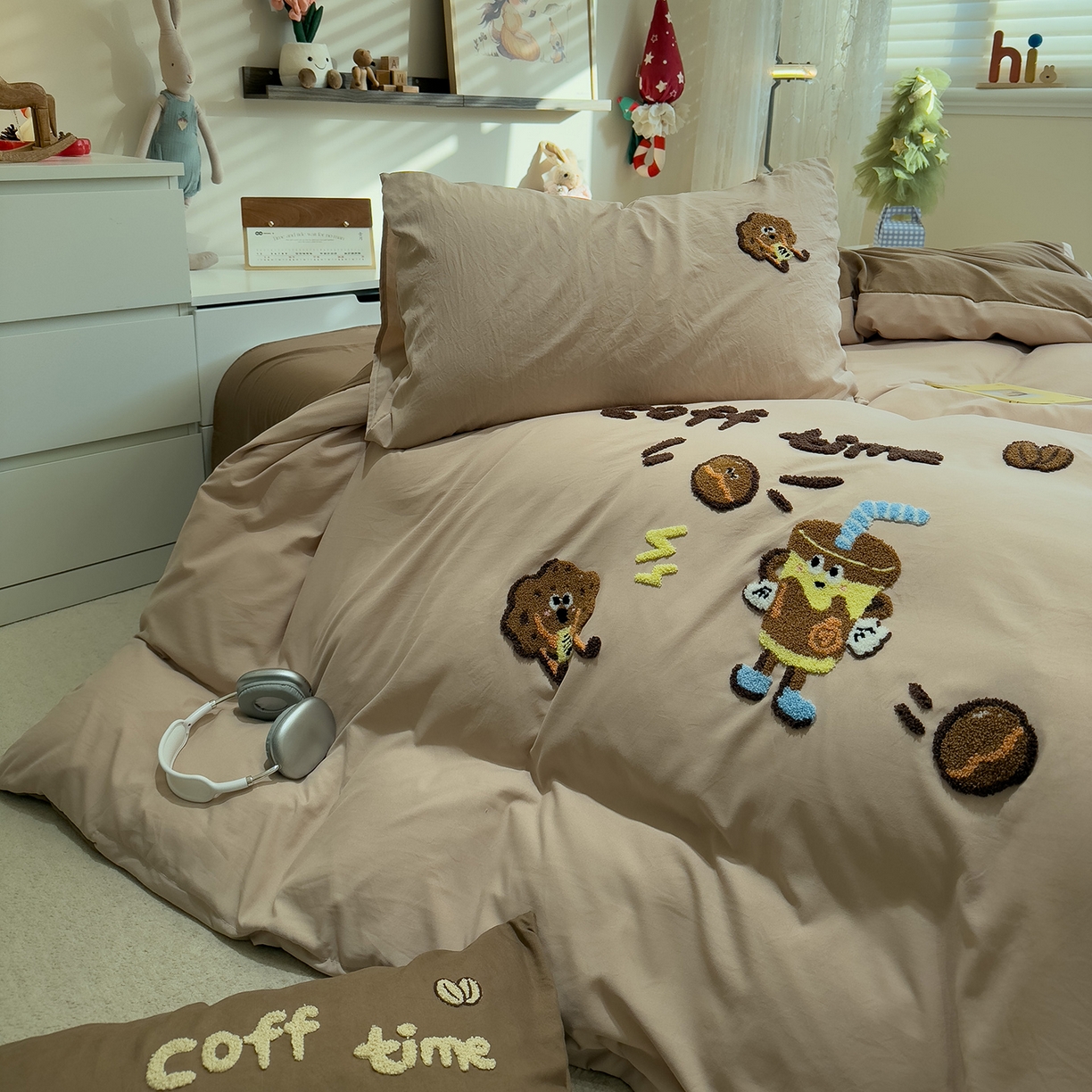 91家纺网 家纺一手货源 找家纺 曼谷家纺 2026新款卡通水洗棉毛巾绣四件套被套 咖啡时光-奶咖