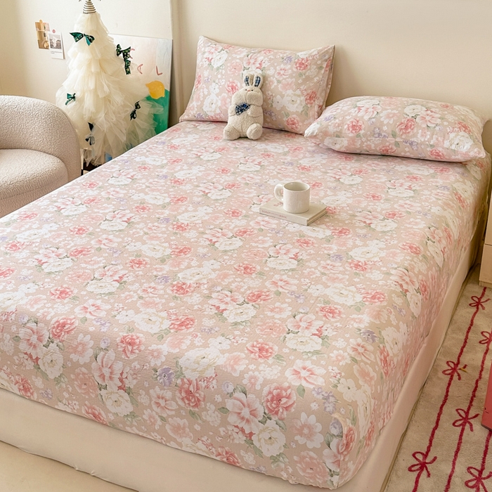 91家纺网 家纺一手货源 找家纺 温眠家纺 2025春夏新款云感棉双层纱床笠单床笠枕套三件套场景二 国色芳华