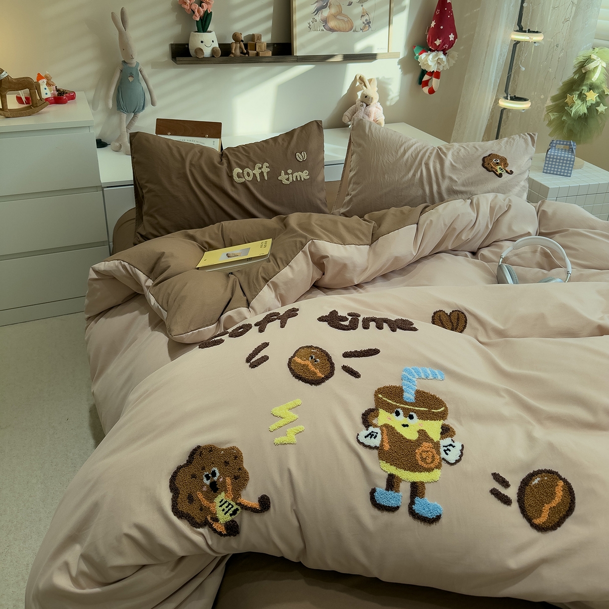 91家纺网 家纺一手货源 找家纺 曼谷家纺 2026新款卡通水洗棉毛巾绣四件套被套 咖啡时光-奶咖