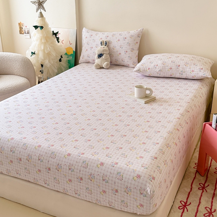 91家纺网 家纺一手货源 找家纺 温眠家纺 2025春夏新款云感棉双层纱床笠单床笠枕套三件套场景二 花漾甜心