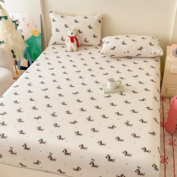 91家纺网 家纺一手货源 找家纺 温眠家纺 2025春夏新款云感棉双层纱床笠单床笠枕套三件套场景二 腊肠狗