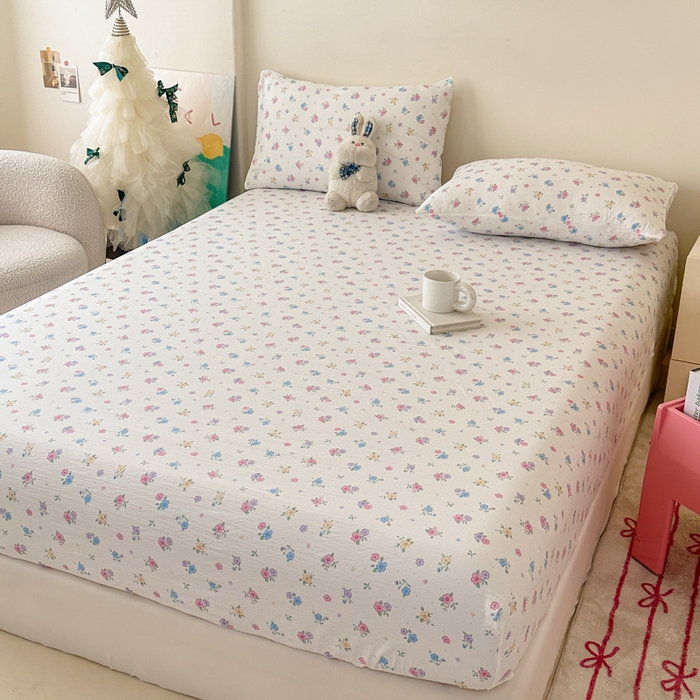 91家纺网 家纺一手货源 找家纺 温眠家纺 2025春夏新款云感棉双层纱床笠单床笠枕套三件套场景二 铃兰春信