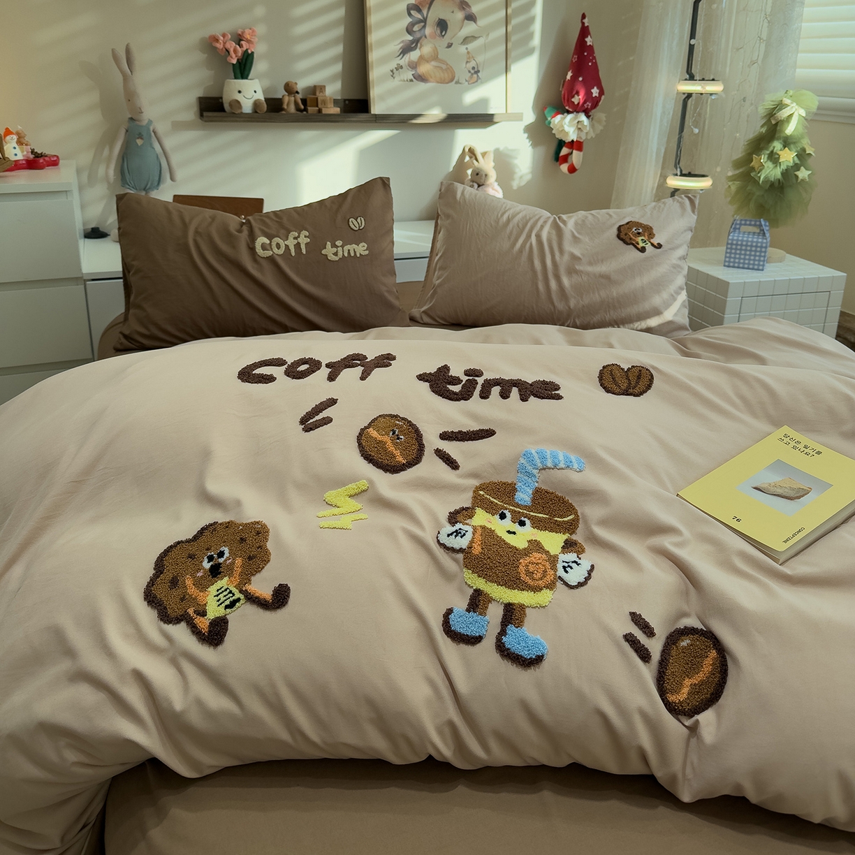 91家纺网 家纺一手货源 找家纺 曼谷家纺 2026新款卡通水洗棉毛巾绣四件套被套 咖啡时光-奶咖