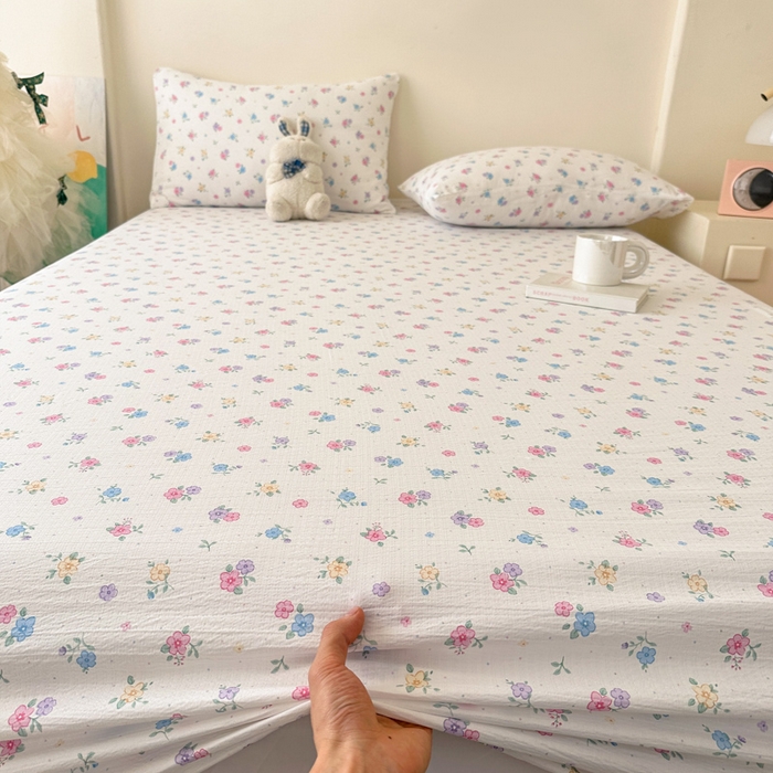 91家纺网 家纺一手货源 找家纺 温眠家纺 2025春夏新款云感棉双层纱床笠单床笠枕套三件套场景二 铃兰春信