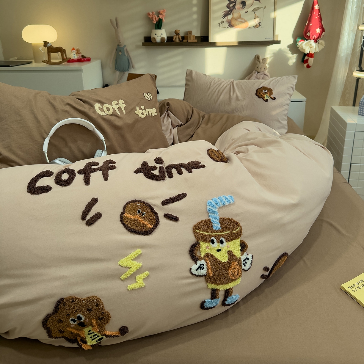 91家纺网 家纺一手货源 找家纺 曼谷家纺 2026新款卡通水洗棉毛巾绣四件套被套 咖啡时光-奶咖