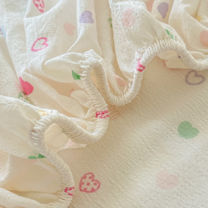 91家纺网 家纺一手货源 找家纺 温眠家纺 2025春夏新款云感棉双层纱床笠单床笠枕套三件套场景二 浪漫邂逅