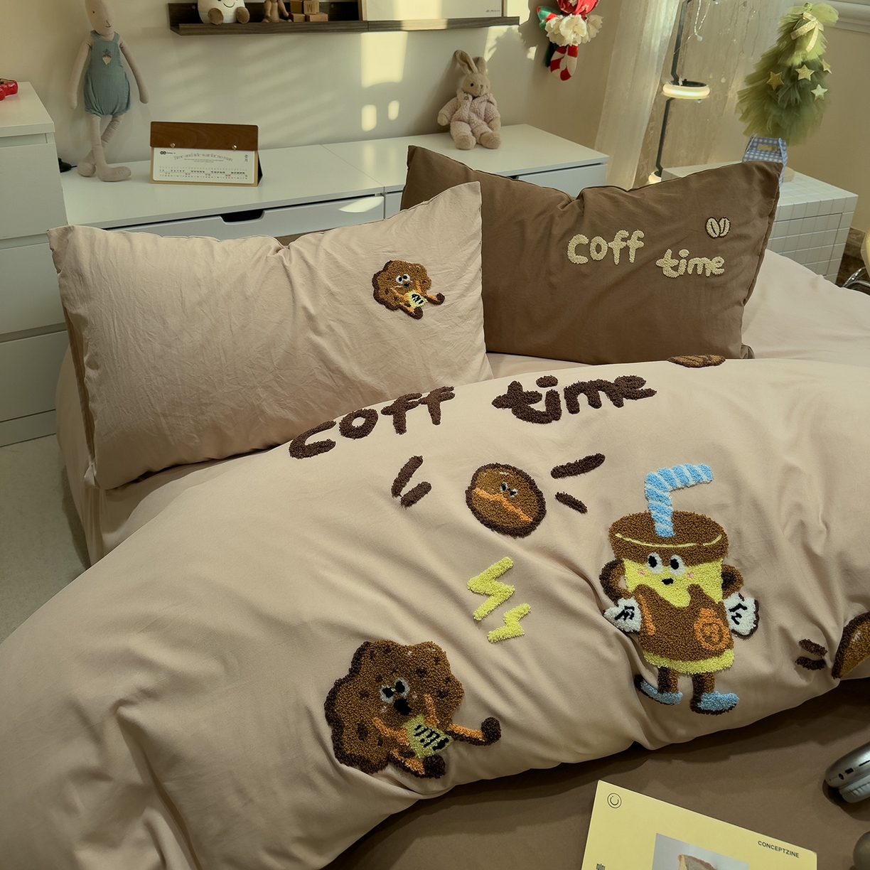 91家纺网 家纺一手货源 找家纺 曼谷家纺 2026新款卡通水洗棉毛巾绣四件套被套 咖啡时光-奶咖