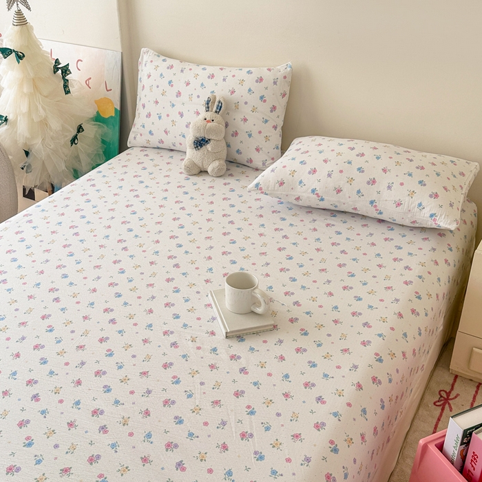 91家纺网 家纺一手货源 找家纺 温眠家纺 2025春夏新款云感棉双层纱床笠单床笠枕套三件套场景二 铃兰春信