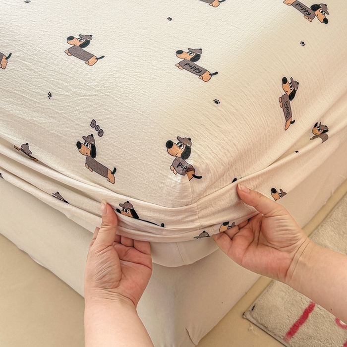 91家纺网 家纺一手货源 找家纺 温眠家纺 2025春夏新款云感棉双层纱床笠单床笠枕套三件套场景二 腊肠狗