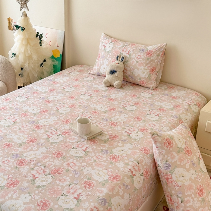 91家纺网 家纺一手货源 找家纺 温眠家纺 2025春夏新款云感棉双层纱床笠单床笠枕套三件套场景二 国色芳华