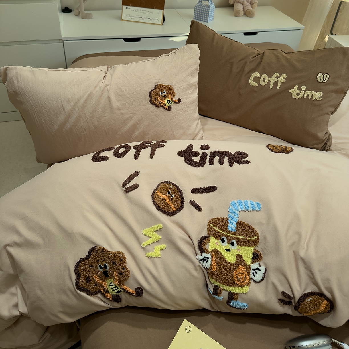 91家纺网 家纺一手货源 找家纺 曼谷家纺 2026新款卡通水洗棉毛巾绣四件套被套 咖啡时光-奶咖
