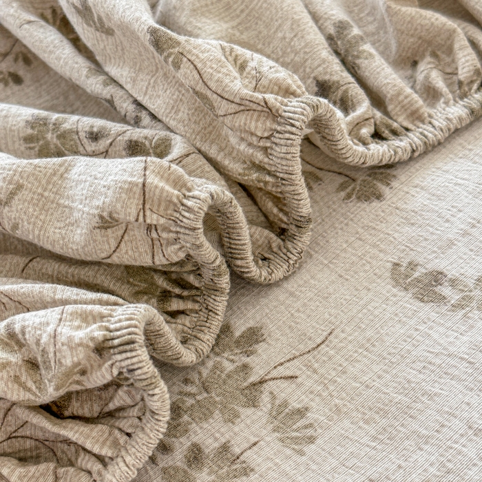 91家纺网 家纺一手货源 找家纺 温眠家纺 2025春夏新款云感棉双层纱床笠单床笠枕套三件套场景二 秋风萧瑟