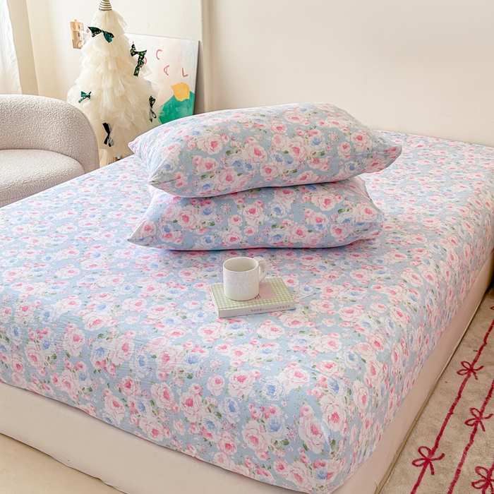 91家纺网 家纺一手货源 找家纺 温眠家纺 2025春夏新款云感棉双层纱床笠单床笠枕套三件套场景二 晚香玉