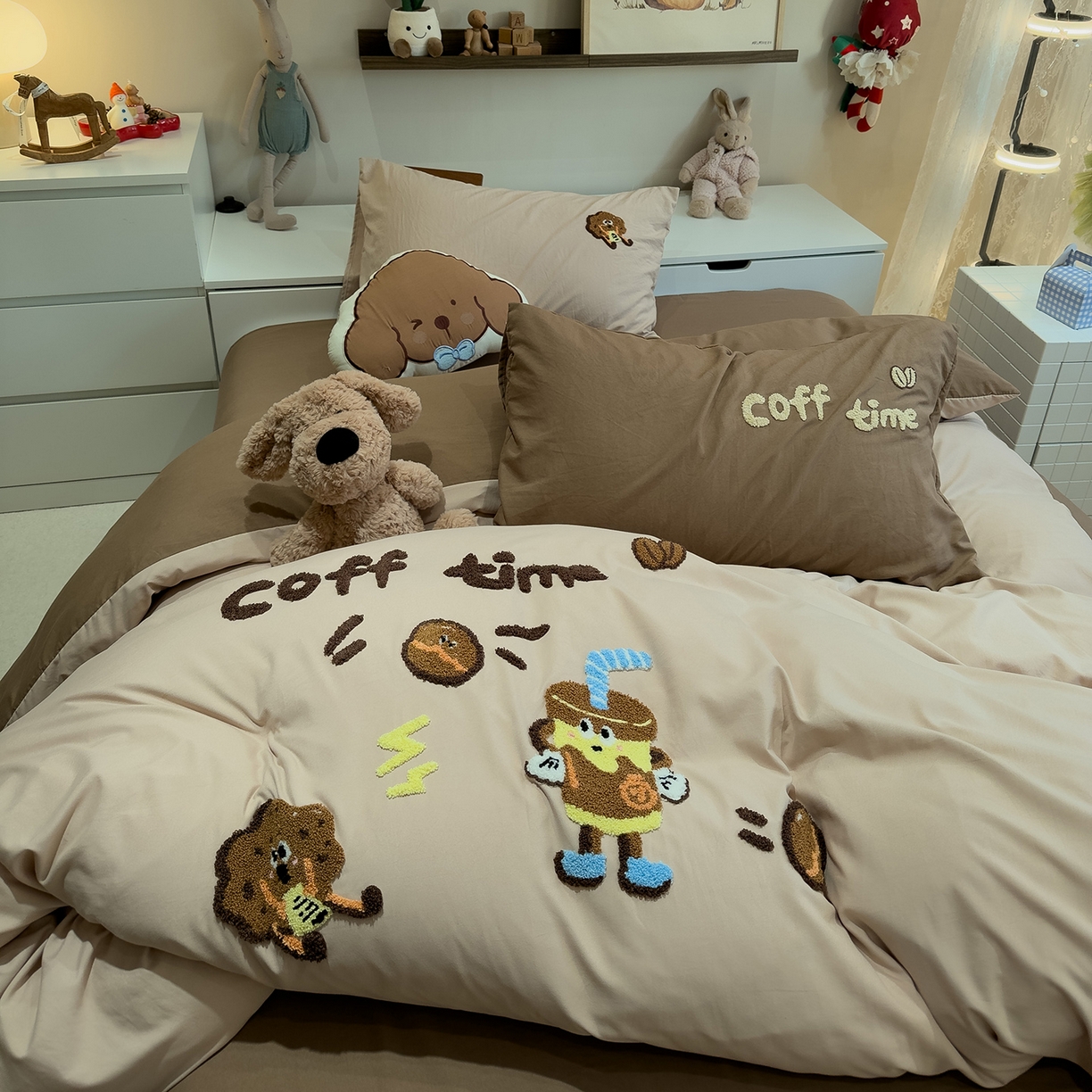 91家纺网 家纺一手货源 找家纺 曼谷家纺 2026新款卡通水洗棉毛巾绣四件套被套 咖啡时光-奶咖