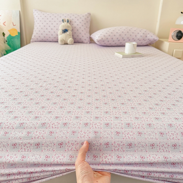 91家纺网 家纺一手货源 找家纺 温眠家纺 2025春夏新款云感棉双层纱床笠单床笠枕套三件套场景二 琉璃瓦梦