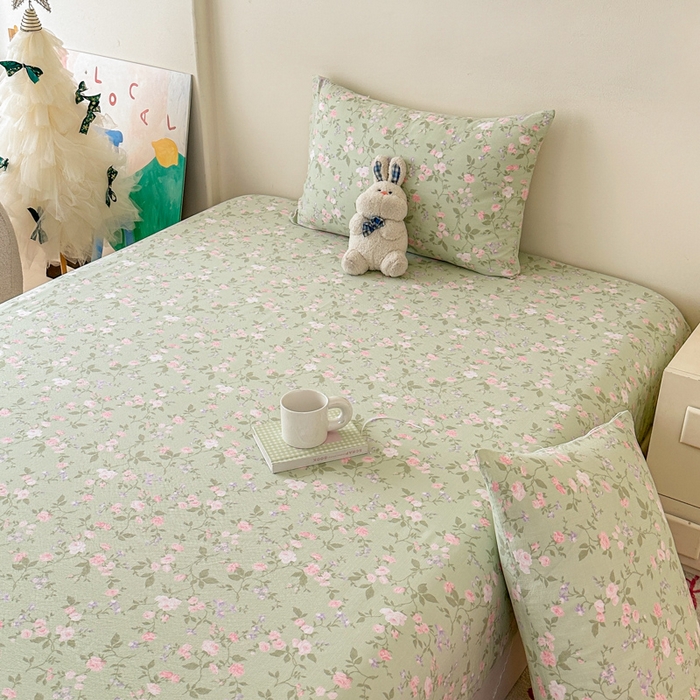 91家纺网 家纺一手货源 找家纺 温眠家纺 2025春夏新款云感棉双层纱床笠单床笠枕套三件套场景二 木槿绿