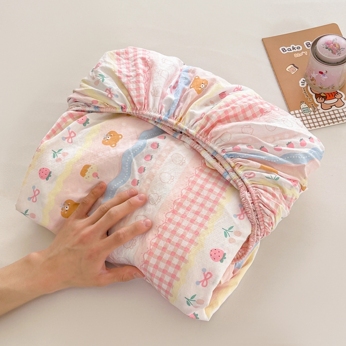 91家纺网 家纺一手货源 找家纺 温眠家纺 2025春夏新款云感棉双层纱床笠单床笠枕套三件套场景二 草莓蛋糕