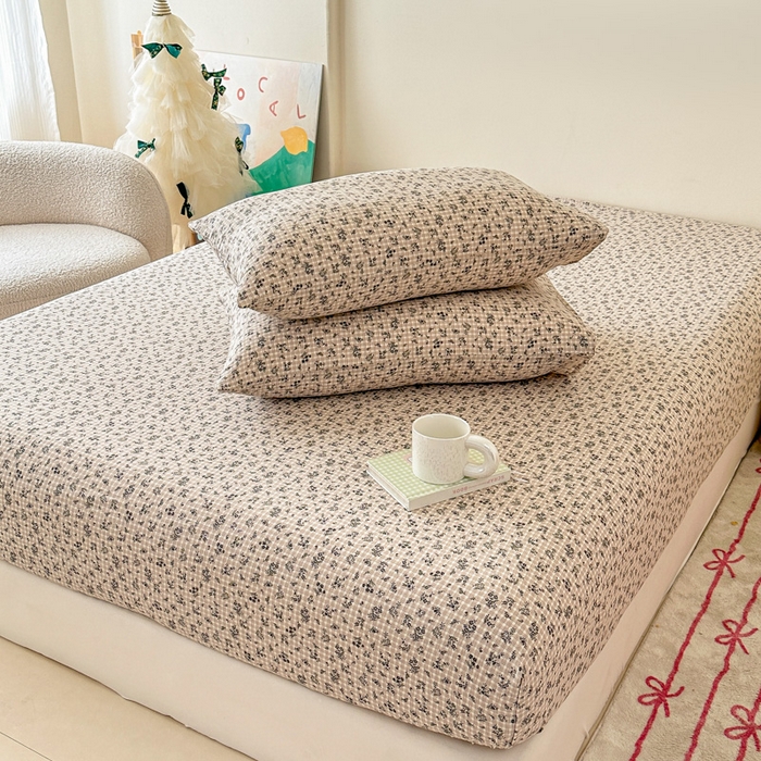 91家纺网 家纺一手货源 找家纺 温眠家纺 2025春夏新款云感棉双层纱床笠单床笠枕套三件套场景二 失约温柔