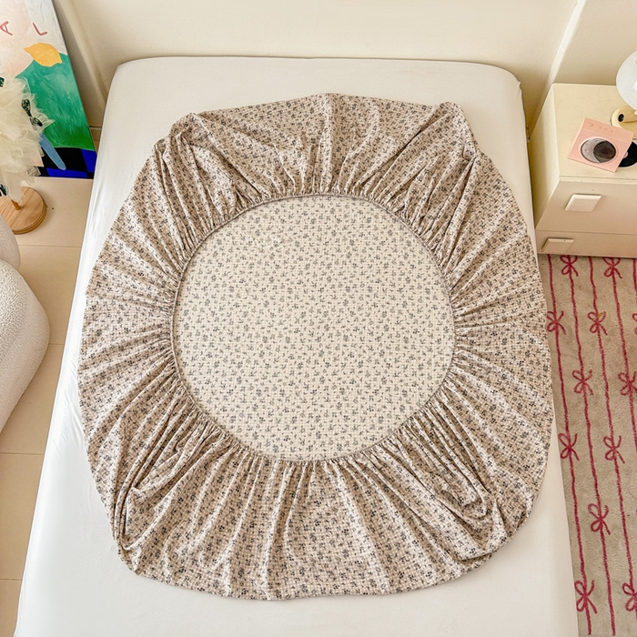 91家纺网 家纺一手货源 找家纺 温眠家纺 2025春夏新款云感棉双层纱床笠单床笠枕套三件套场景二 失约温柔