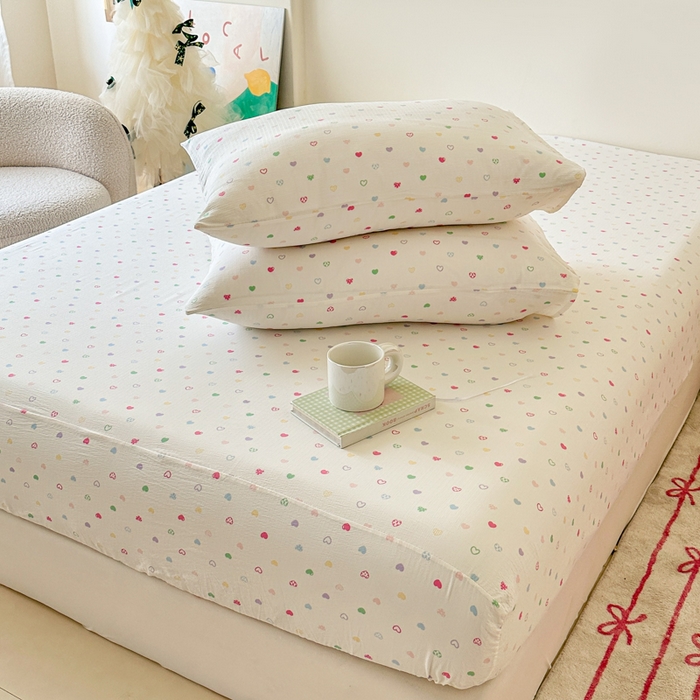 91家纺网 家纺一手货源 找家纺 温眠家纺 2025春夏新款云感棉双层纱床笠单床笠枕套三件套场景二 浪漫邂逅