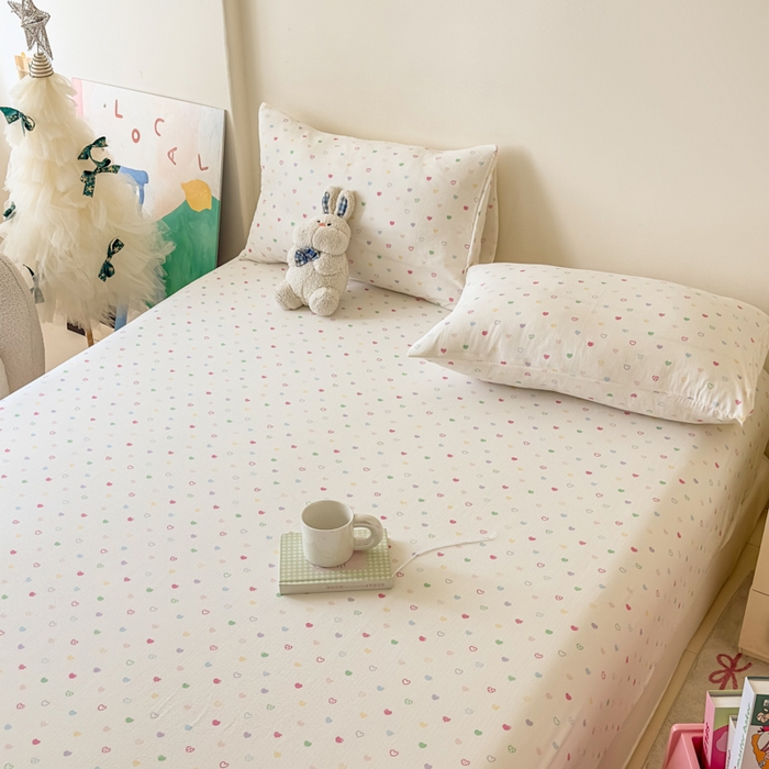 91家纺网 家纺一手货源 找家纺 温眠家纺 2025春夏新款云感棉双层纱床笠单床笠枕套三件套场景二 浪漫邂逅