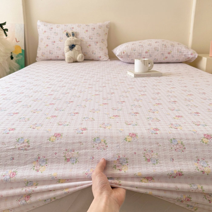 91家纺网 家纺一手货源 找家纺 温眠家纺 2025春夏新款云感棉双层纱床笠单床笠枕套三件套场景二 花漾甜心