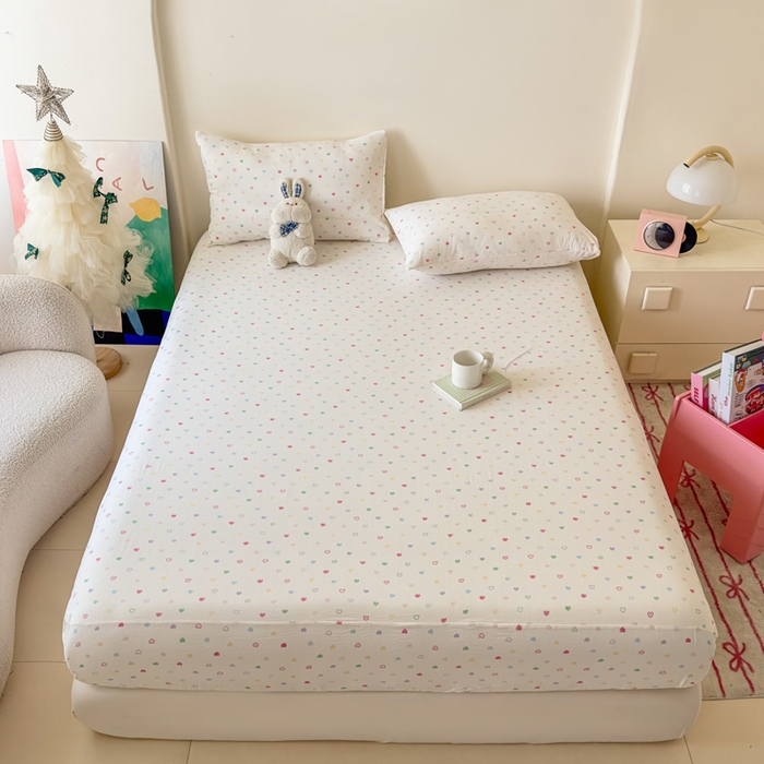 91家纺网 家纺一手货源 找家纺 温眠家纺 2025春夏新款云感棉双层纱床笠单床笠枕套三件套场景二 浪漫邂逅