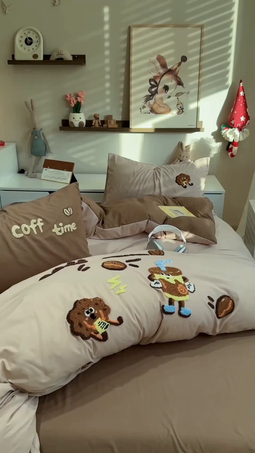 91家纺网 家纺一手货源 找家纺 曼谷家纺 2026新款卡通水洗棉毛巾绣四件套被套 咖啡时光-奶咖
